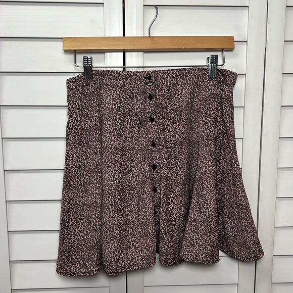 Urban Outfitters Millie Pink Leopard Print Button Front Mini Skirt Size Medium - Picture 2 of 8